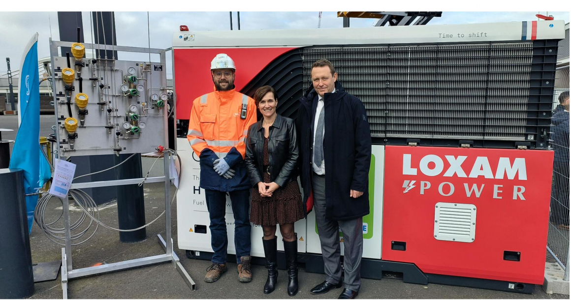 Au centre et à droite, Elisabeth Benedetto, Directrice de la BU Energies de Bouygues Energies  & Services, et Olivier Grisez, Directeur général France de Loxam.
