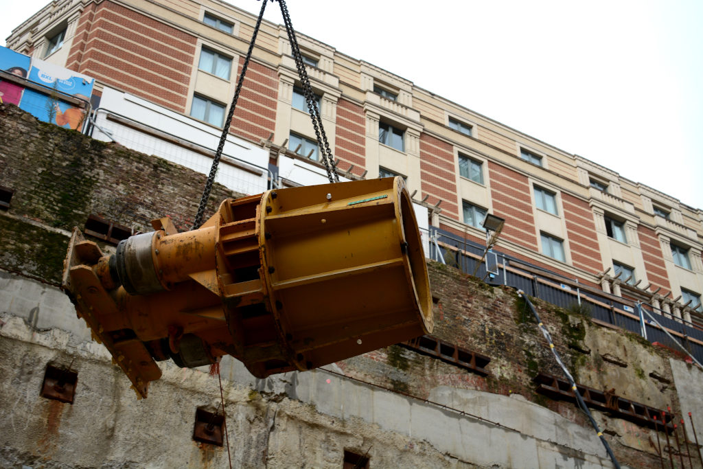 Puis transportés plus avant dans la fouille, afin que les travaux puissent continuer. CDF