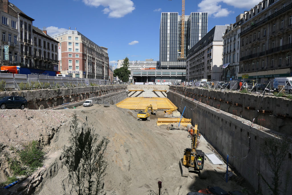 Le nouvel édifice abritera notamment un important parking souterrain. La société Franki Fondation, responsable de ce lot, devait dégager un espace de 163 m de long, 32,5 m de large et 15 m de profondeur par rapport à la chaussée. DR