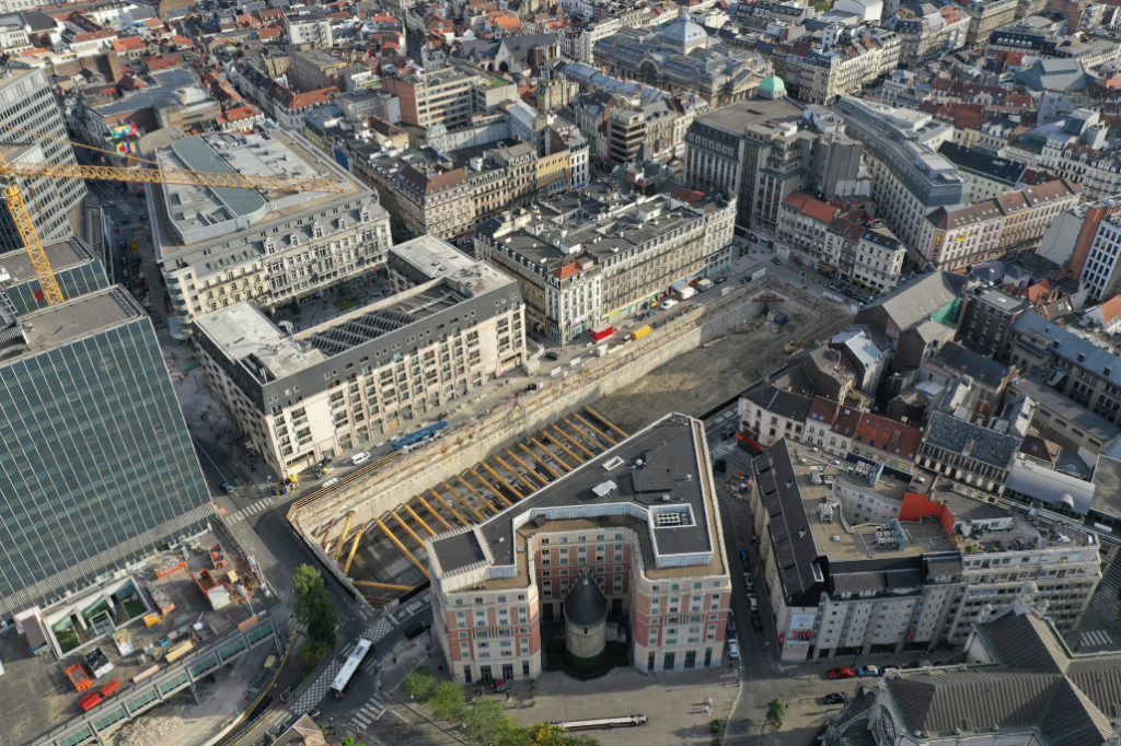 Dans le centre de Bruxelles, près de la place de la Monnaie, la construction des fondations de Brucity a débuté en septembre 2018. Ce bâtiment accueillera les bureaux de la municipalité. DR