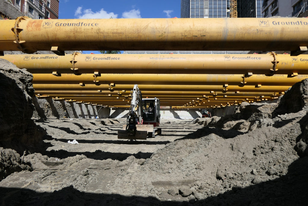 La partie basse de la fouille se trouvait en dessous du niveau d’une nappe. Les tirants d’ancrage initialement prévus ont laissé place à 18 butons transversaux MP750 type 30.5 de marque Groundforce. Ces équipements étaient placés à 12 m sous la chaussée avant que la terre restante ne soit retirée. DR