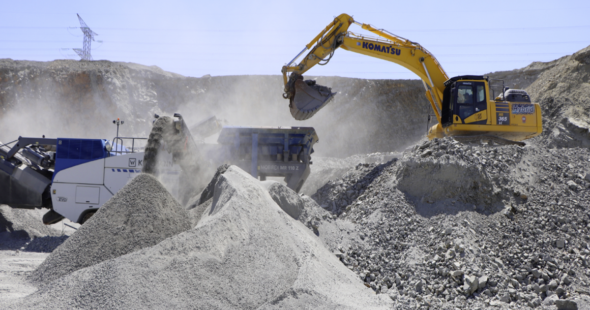 LQ8060951C_picture_0_cropped.png Grace au système de rotation de la tourelle 100 % électrique de la pelle hybride Komatsu HB 365 LC, toute la puissance hydraulique est affectée aux mouvements de la flèche, du balancier et du godet. Résultat : des durées de cycles améliorées pour une productivité effective supérieure.