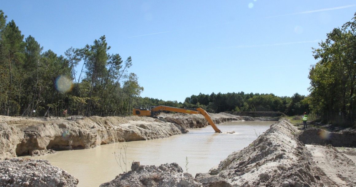 Le bras long à deux éléments avec l’articulation à 10,70 m permet d’atteindre en toute sécurité le fond de fouille des deux gravières. Ici, celle de Neyrac-sur-Mer.