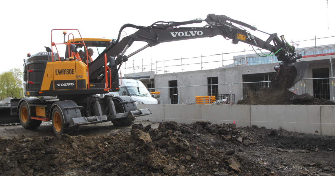Le frein d’excavation automatique permet de commencer à travailler dès l’arrêt de la machine.