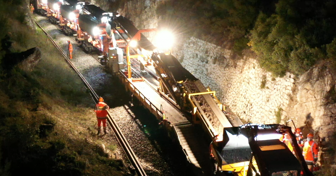 LQ9409439C_picture_0_cropped.png Une nuit d'hiver 2021, les tapis du train-travaux de Colas Rail convoient vers des wagons l'ancien ballast de la voie reliant Septèmes-les-Vallons à Marseille-Saint-Antoine. Il sera ramené en base arrière à l'aube.