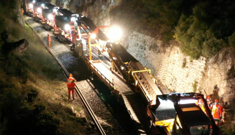 Une nuit d'hiver 2021, les tapis du train-travaux de Colas Rail convoient vers des wagons l'ancien ballast de la voie reliant Septèmes-les-Vallons à Marseille-Saint-Antoine. Il sera ramené en base arrière à l'aube.