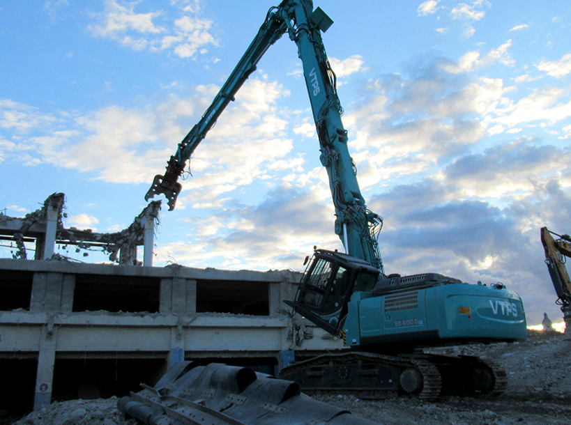 De par la robustesse de l’équipement, ce modèle se révèle idéal pour les travaux de déconstruction durs tel que les épaisses bases d’immeuble, les dalles de sous-sol ou autres fondations nécessitant des outils lourds.