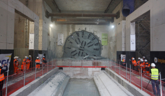 La roue de coupe du tunnelier Sofia vient de percer la paroi de la station Serge Gainsbourg aux Lilas.