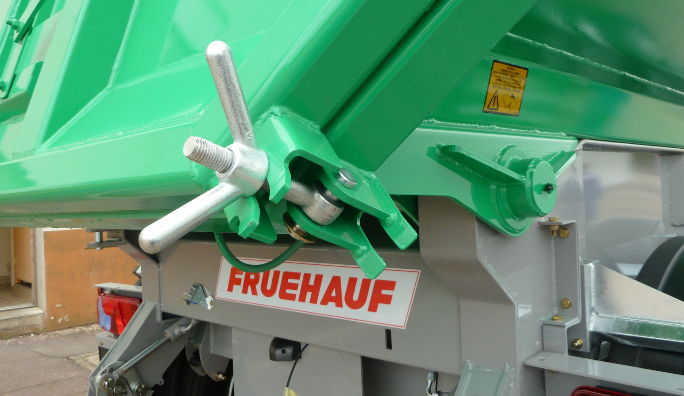 La benne Optisteel de Fruehauf est commercialisée avec plusieurs options liées à la sécurité, ici un écrou à manettes qui renforce la fermeture du hayon.