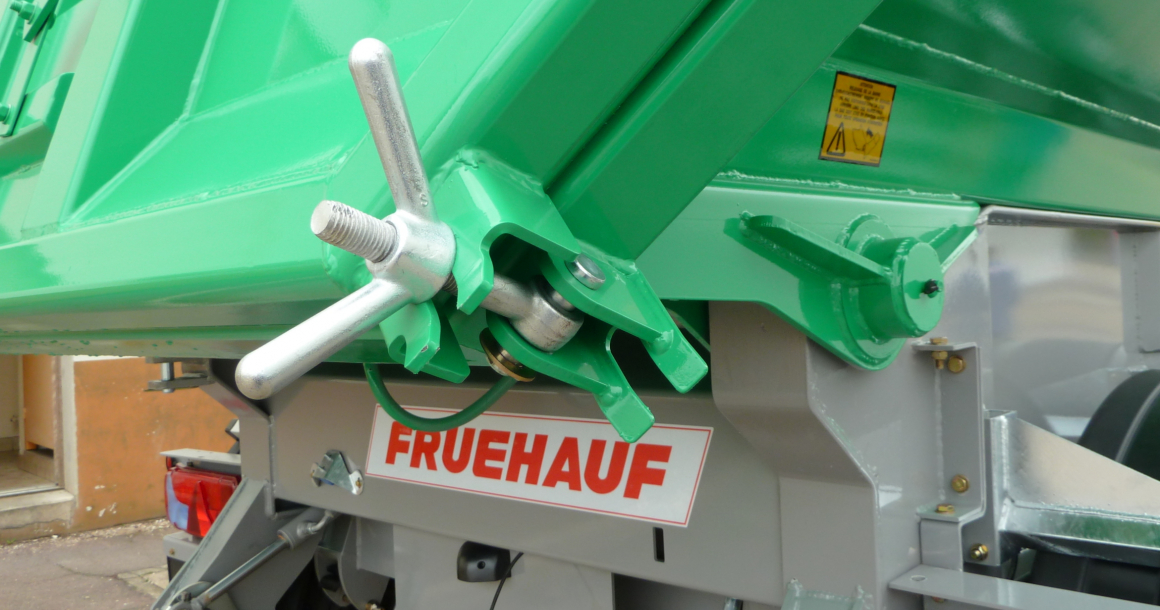 La benne Optisteel de Fruehauf est commercialisée avec plusieurs options liées à la sécurité, ici un écrou à manettes qui renforce la fermeture du hayon.