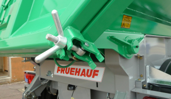 La benne Optisteel de Fruehauf est commercialisée avec plusieurs options liées à la sécurité, ici un écrou à manettes qui renforce la fermeture du hayon.