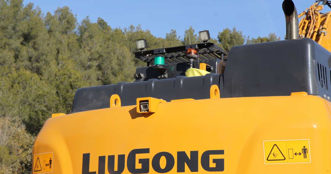 LQ10699189C_picture_2_cropped.jpg En France, le standard Lafarge inclu deux caméras (l’une à l’arrière, l’autre sur le côté droit) et un témoin lumineux de bouclage de la ceinture de sécurité.