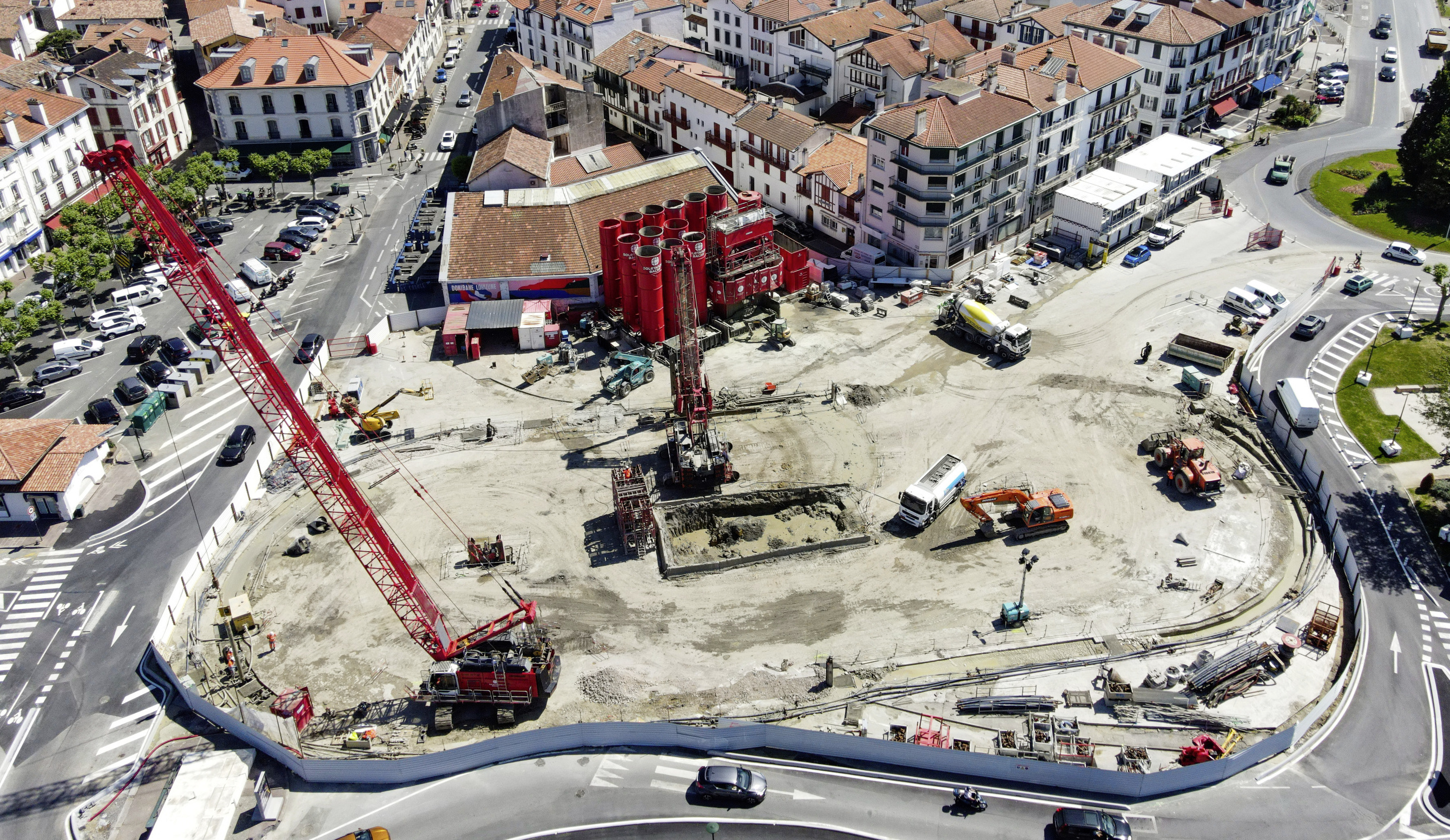 Le parking, en forme d’hippodrome, se caractérise par ses deux sections planes et ses deux sections circulaires. En phase provisoire, seules les sections planes de la paroi moulée sont butonnées, les sections circulaires étant des soutènements auto stables. Crédit photo ; Cédric Helsly.