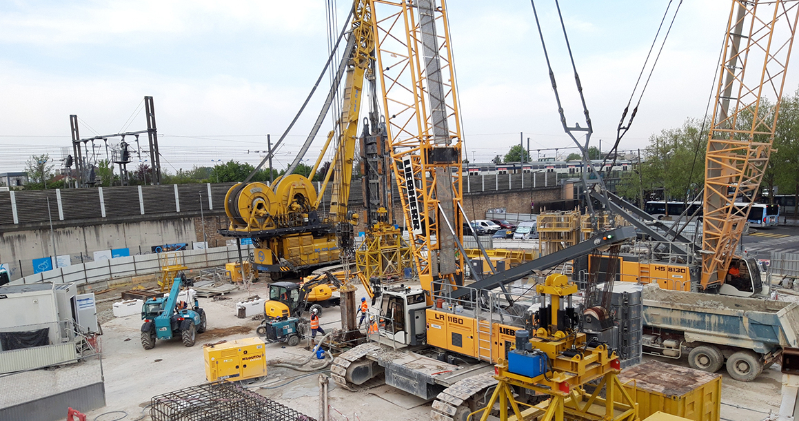 Afin d'éviter une coupure de circulation, le premier chantier de fondation de la gare de Chelles était installé sur un rond-point aménagé pour l'occasion. Crédit photo : Sefi-Intrafor