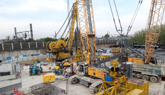 Afin d'éviter une coupure de circulation, le premier chantier de fondation de la gare de Chelles était installé sur un rond-point aménagé pour l'occasion. Crédit photo : Sefi-Intrafor