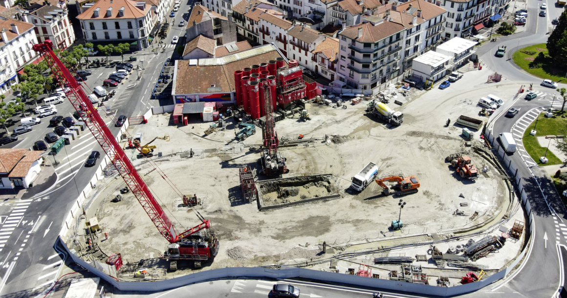 Le parking, en forme d’hippodrome, se caractérise par ses deux sections planes et ses deux sections circulaires. En phase provisoire, seules les sections planes de la paroi moulée sont butonnées, les sections circulaires étant des soutènements auto stables. Crédit photo ; Cédric Helsly.