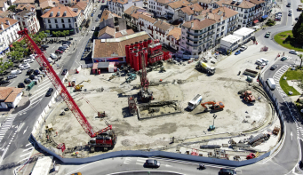 Le parking, en forme d’hippodrome, se caractérise par ses deux sections planes et ses deux sections circulaires. En phase provisoire, seules les sections planes de la paroi moulée sont butonnées, les sections circulaires étant des soutènements auto stables. Crédit photo ; Cédric Helsly.