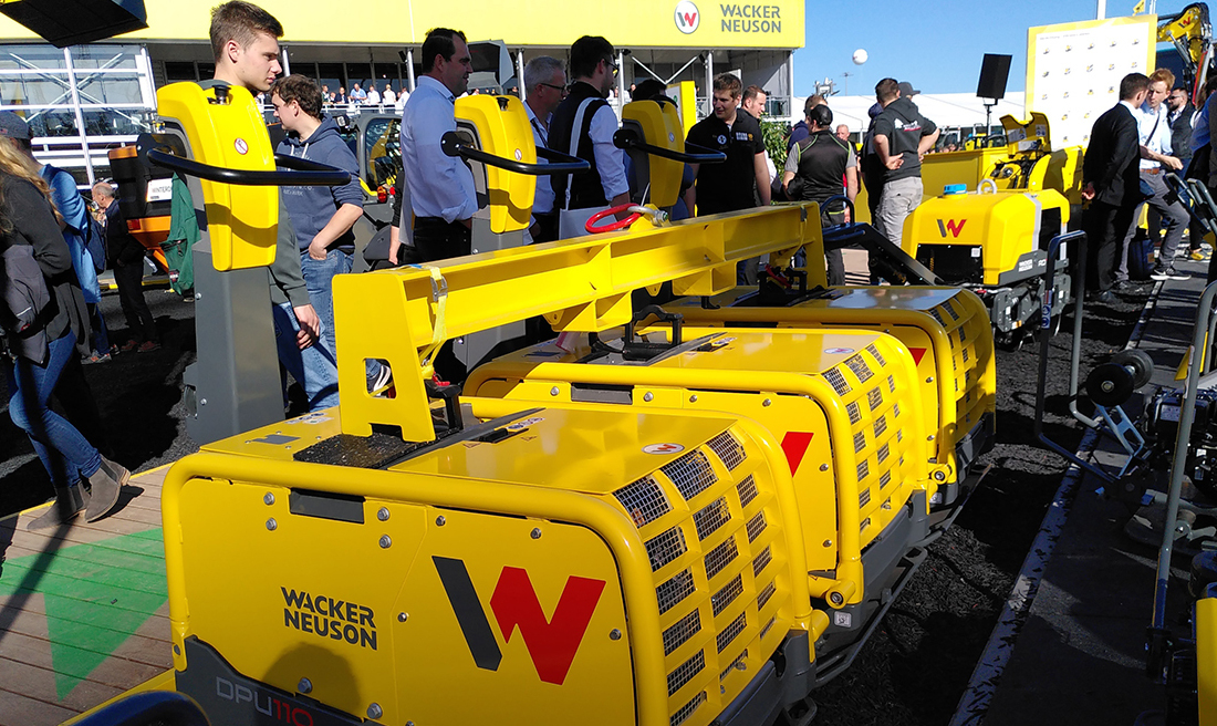 Le jeu d'attelage de Wacker Neuson sort le contrôle à distance de ses limites habituelles. Il combine trois plaques DPU 110 pour une largeur totale de 2,1 m. Crédit : CDF