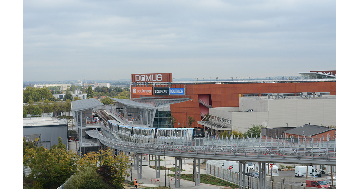 Long de 540 m, le viaduc du prolongement de la ligne 11 traverse la gare aérienne du Coteaux-Beauclair à Rosny-sous-Bois. Les nouvelles voies devraient ouvrir au public en 2023. Crédit CDF