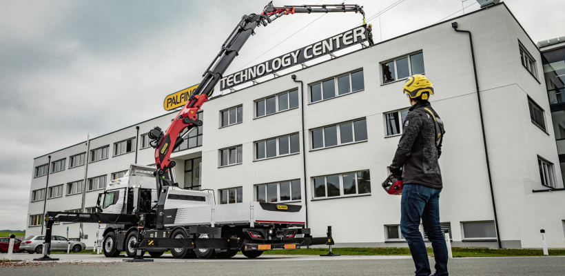 La nouvelle gamme de grues TEC rassemble les principaux systèmes d'assistance à l'opérateur de Palfinger.