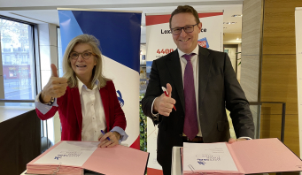 De gauche à droite, Florence Poivey, Présidente de WorldSkills France et  Olivier Grisez, Directeur général France du Groupe Loxam.