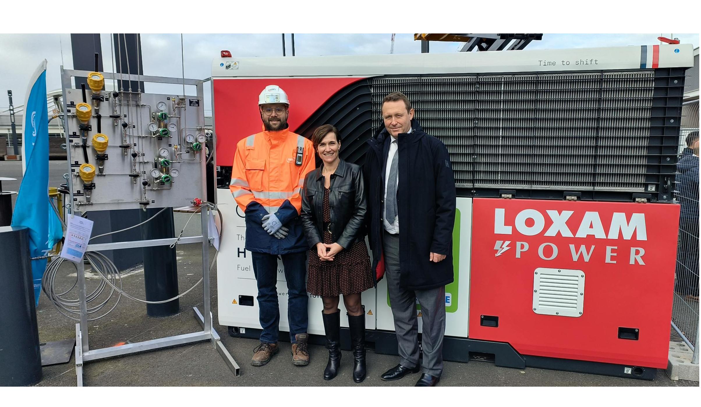 Au centre et à droite, Elisabeth Benedetto, Directrice de la BU Energies de Bouygues Energies  & Services, et Olivier Grisez, Directeur général France de Loxam.