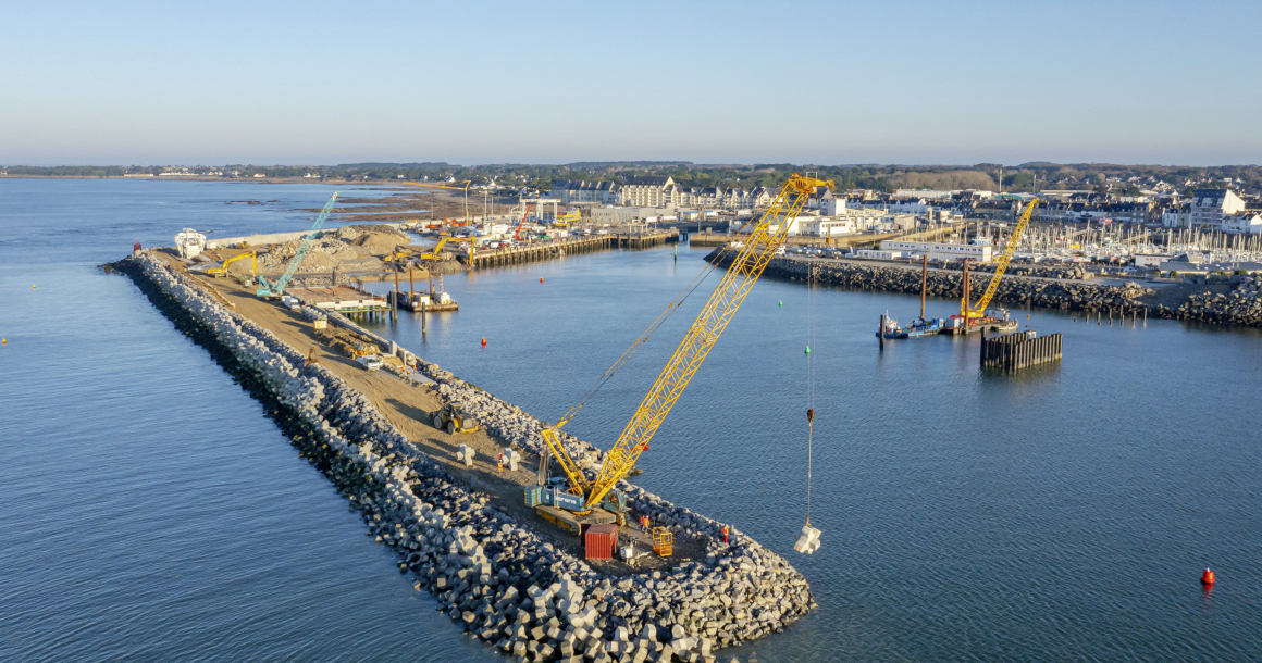 <p>Pièce maitresse du chantier, le prolongement de la digue couvre 550 m. Le placement des X-blocks a mobilisé une grue de 120 t et des plongeurs.</p>