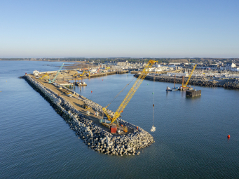 <p>Pièce maitresse du chantier, le prolongement de la digue couvre 550 m. Le placement des X-blocks a mobilisé une grue de 120 t et des plongeurs.</p>