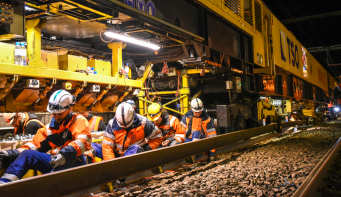 <p>En moyenne, 750 ml de voie étaient changés chaque nuit, un rendement trois fois supérieur à celui d&amp;#039;une organisation fondée sur des engins rail-route.</p>