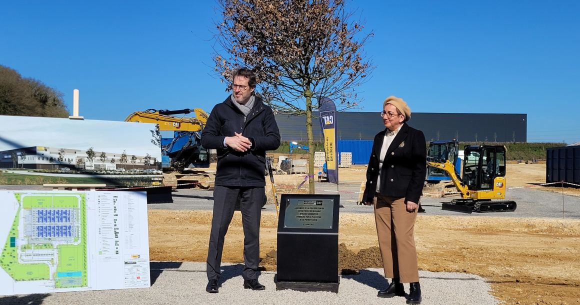 <p>De gauche à droite, Philippe Monnoyeur, président du groupe Monnoyeur et Nathalie Ravier, présidente de la communauté de commune des Sablons, plantant le premier chêne, de la plate-forme d’Amblainville (60). </p>