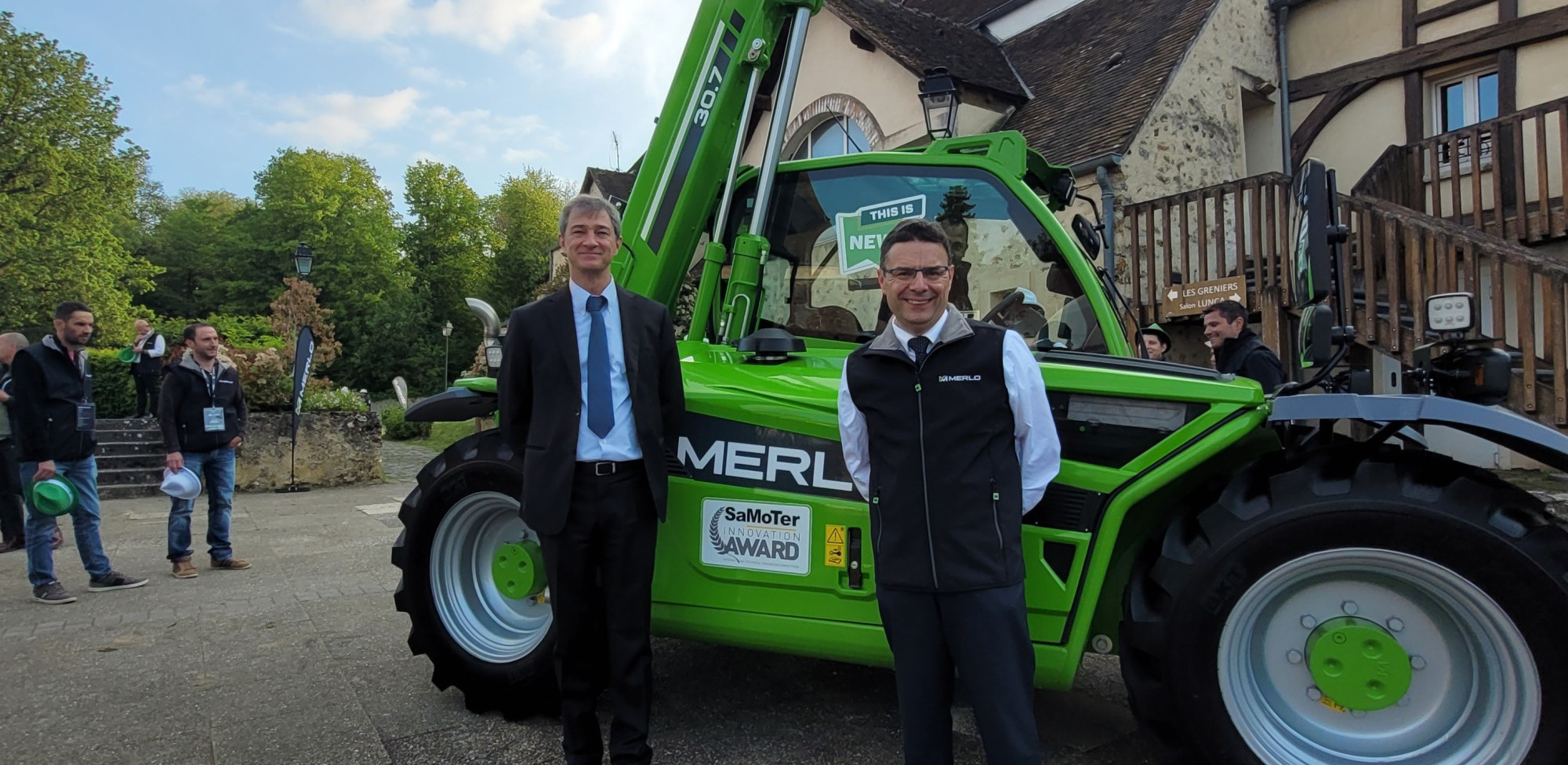 Paolo Merlo, président du groupe Merlo et Laurent Ménard, directeur commercial chez Merlo France : « le réseau est la clé de voûte de notre organisation ». 
