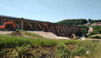 Des talus, édifiés depuis les rives, viendront soutenir l’ouvrage.