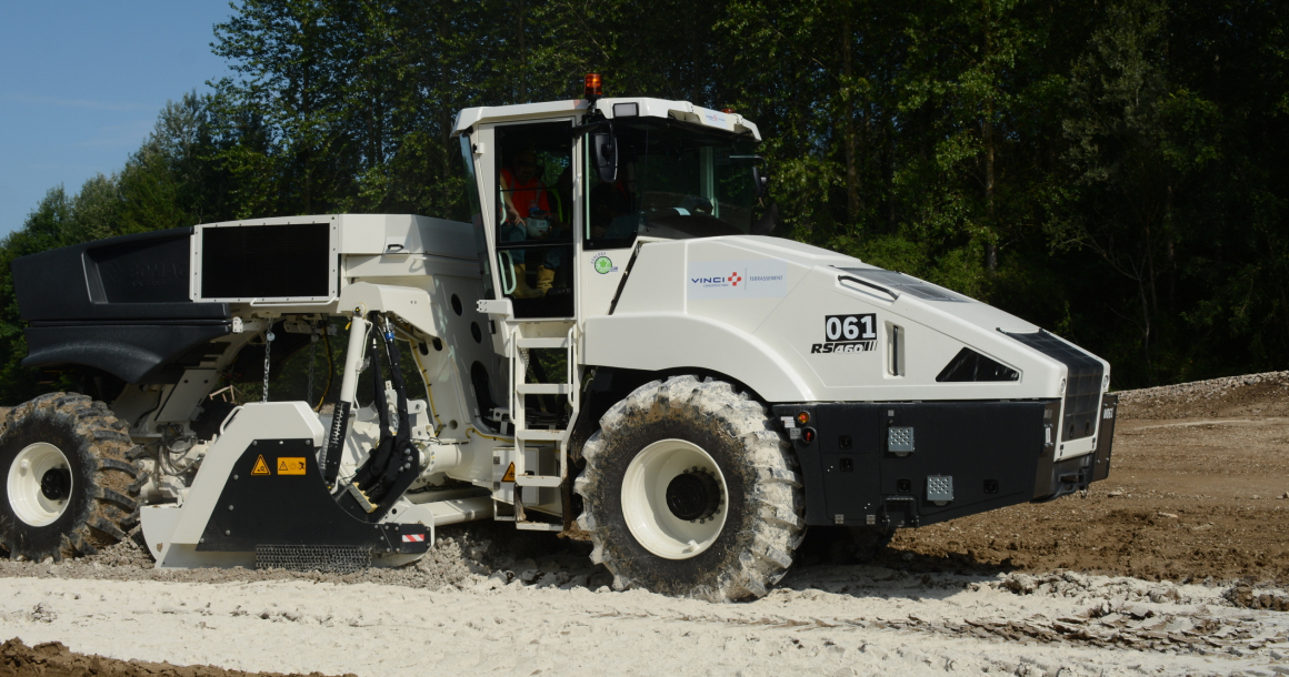 Les opérateurs de Terélian réalisent leurs premières passes avec le stabilisateur RS 460 de Bomag. L'engin doit renforcer les pistes du chantier de Seine Bassée, en Seine-et-Marne.