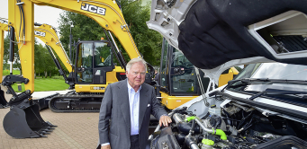 Selon Lord Bamford, son président, "JCB aéquipé ce véhicule d'un moteur à hydrogène pour montrer à quel point il serait simple de convertir les utiilitaires mais aussi pour démontrer que les engins de construction et les machines agricoles ne sont pas les seuls à pouvoir être alimentés ainsi".