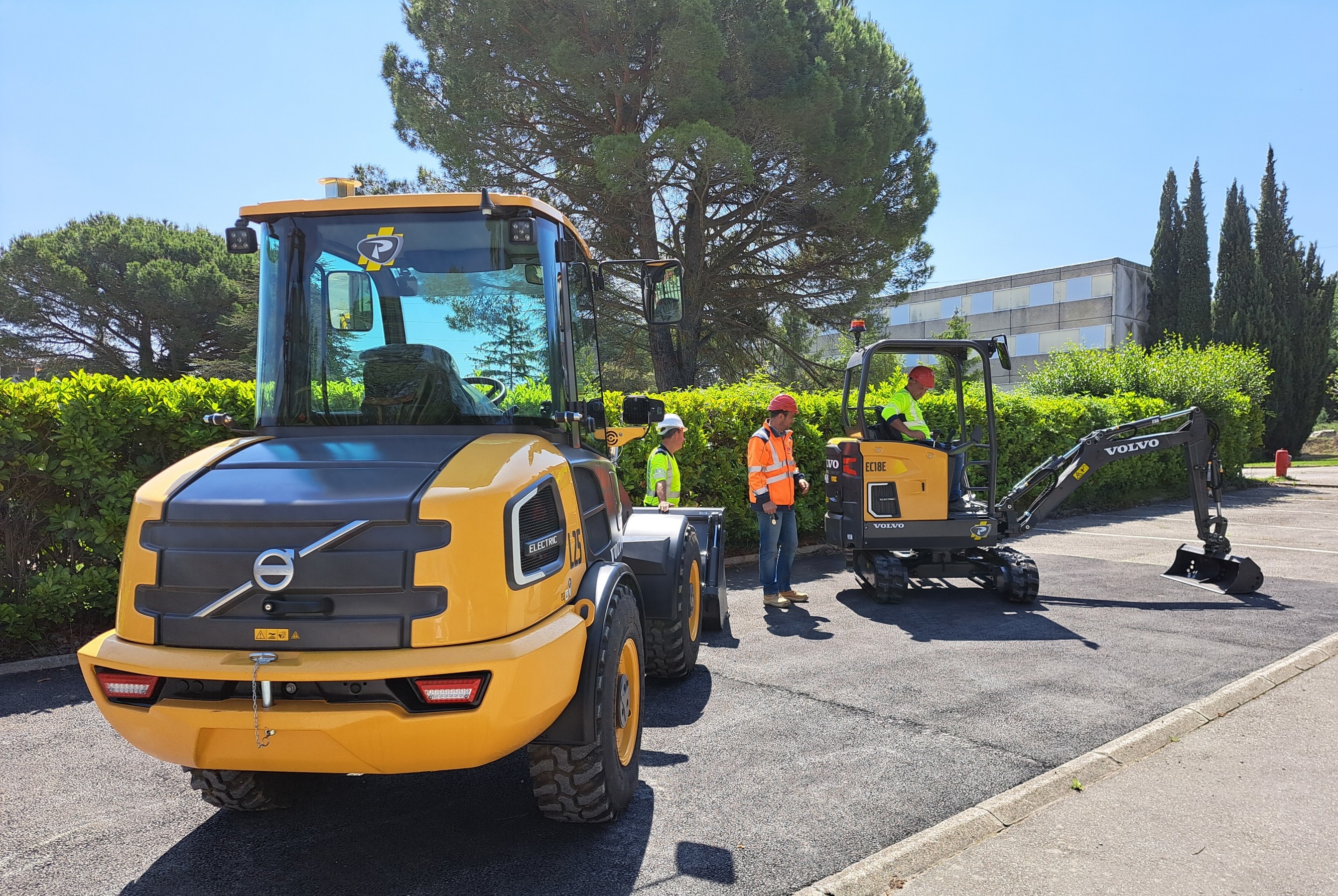 Opérationnels depuis juin dernier, la chargeuse articulée sur pneus Volvo L25E et la mini pelle Volvo EC18 E ont fait leur rentrée scolaire avec les nouvelles promos.