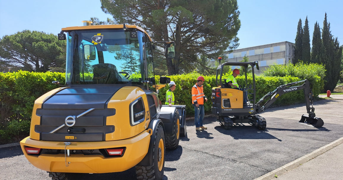 Opérationnels depuis juin dernier, la chargeuse articulée sur pneus Volvo L25E et la mini pelle Volvo EC18 E ont fait leur rentrée scolaire avec les nouvelles promos.