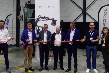 De gauche à droite : Frédéric Brin – Démonstrateur PROPEL, Paul-Henri Dubreuil – Président Directeur-général du groupe Dubreuil, Xavier Larroque – Directeur de PROPEL, Dominique FONTANAUD – Commercial PROPEL, Alexandre Marchetta – Président et CEO du groupe MECALAC, Baptiste BRUN – Responsable technique agence PROPEL Limoges, Valérie DUBREUIL – Directrice générale déléguée groupe Dubreuil.
