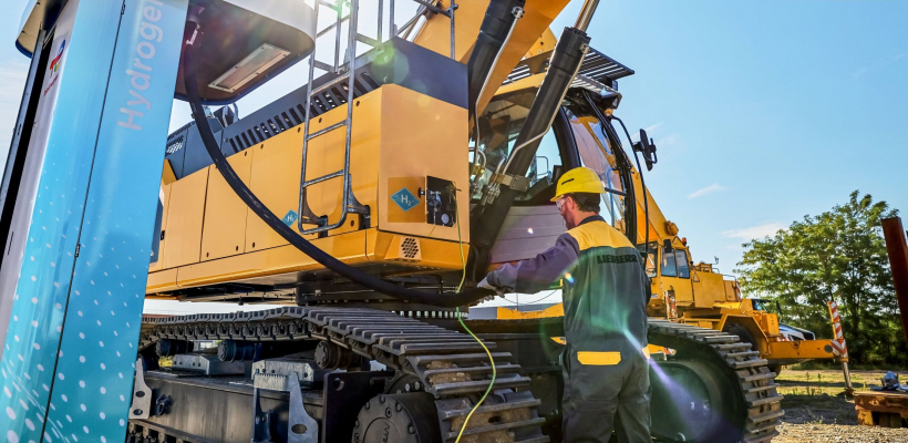 LQ13454765C_picture_0_cropped.jpg Liebherr travaille de manière complètement ouverte sur les motorisations alternatives les plus diverses disponibles aujourd'hui et dans un avenir proche - en fonction de la machine concernée ainsi que de son lieu d'utilisation, du domaine d'application et des souhaits spécifiques du client. Les technologies d'entraînement basées sur l'hydrogène jouent un rôle important dans le mix d'entraînement du futur pour Liebherr. Elles permettent une densité de puissance très élevée, ce qui les rend particulièrement adaptées aux applications lourdes dans un environnement de travail exigeant, comme le secteur de la construction et de l'exploitation minière.