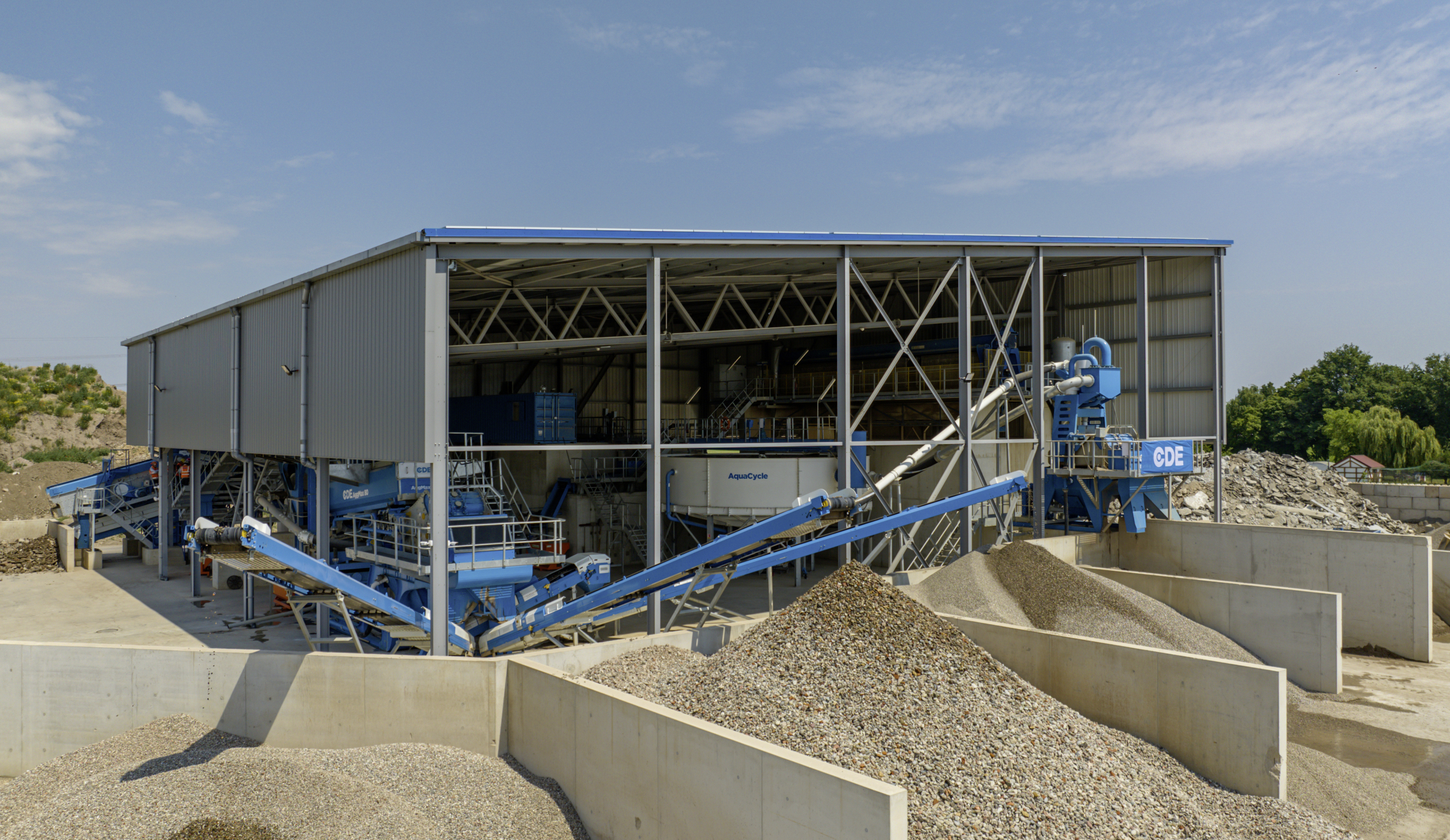 Située à Ebersheim, dans le Bas-Rhin, la plate-forme de VVK Recyclage abrite depuis 2022 une installation de traitement des déchets inertes par voie humide. Ce procédé donne la possibilité d'extraire des granulats et du sable de tous les types de déblais.