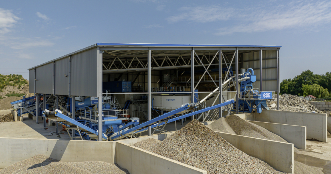 Située à Ebersheim, dans le Bas-Rhin, la plate-forme de VVK Recyclage abrite depuis 2022 une installation de traitement des déchets inertes par voie humide. Ce procédé donne la possibilité d'extraire des granulats et du sable de tous les types de déblais.
