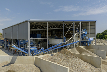 Située à Ebersheim, dans le Bas-Rhin, la plate-forme de VVK Recyclage abrite depuis 2022 une installation de traitement des déchets inertes par voie humide. Ce procédé donne la possibilité d'extraire des granulats et du sable de tous les types de déblais.