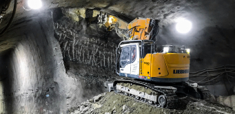 L'une des spécificités techniques de la Liebherr R 930 réside dans le berceau incliné de l’équipement qui permet de suivre le profil d’excavation.